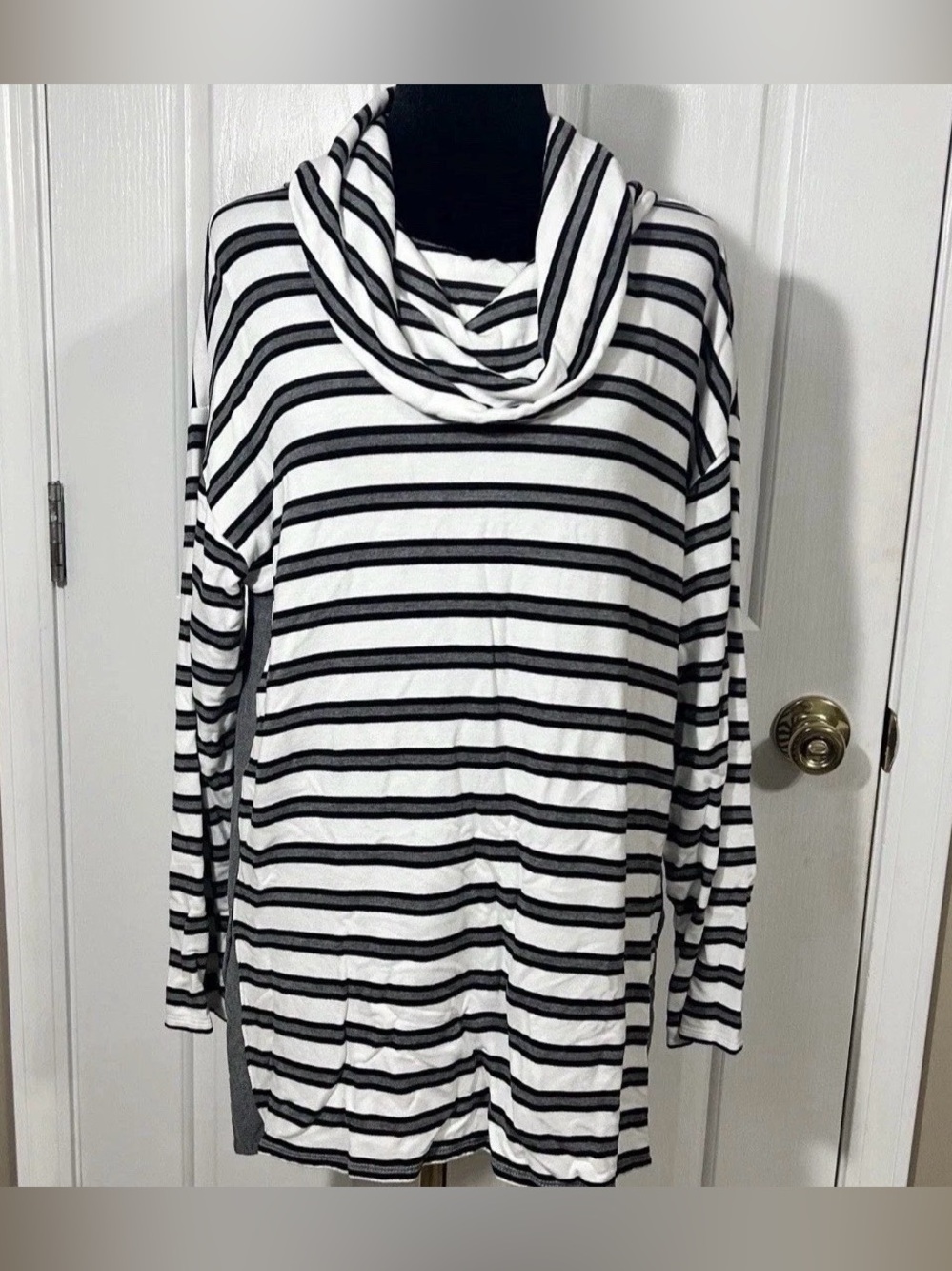 Monochrome Stripe Oasis Tunic Chico's Zenergy Sweater Top Size L Gray White